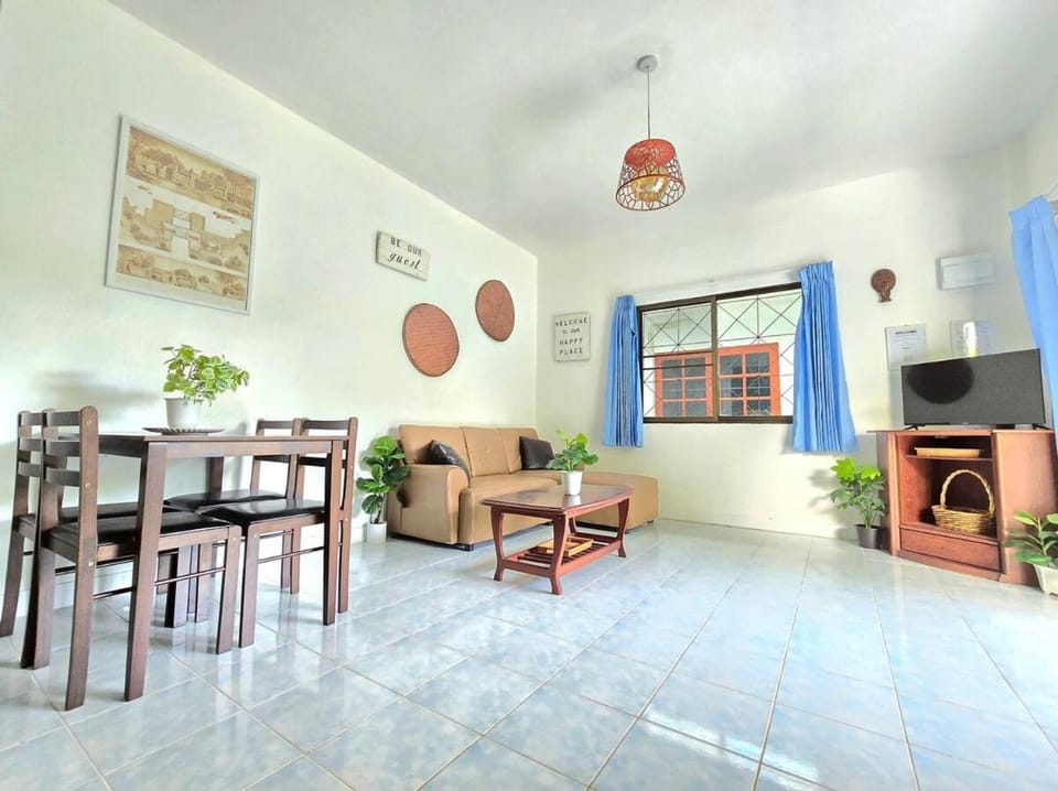 Communal lounge/ TV room, TV and multimedia, Living room, Dining area