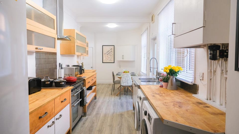 Coffee/tea facilities, Kitchen or kitchenette, Dining area, oven, stove, toaster