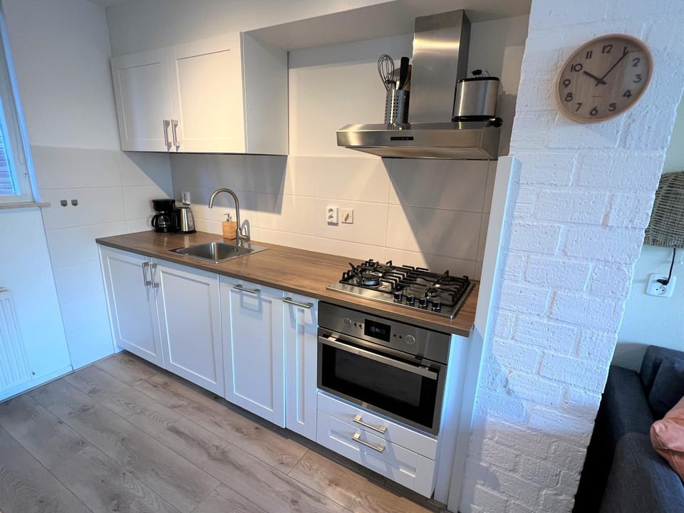 Coffee/tea facilities, Kitchen or kitchenette, dishwasher, stove, toaster