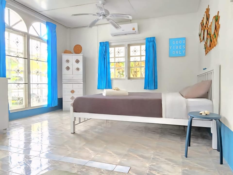 Bed, Bedroom, wardrobe, air conditioner
