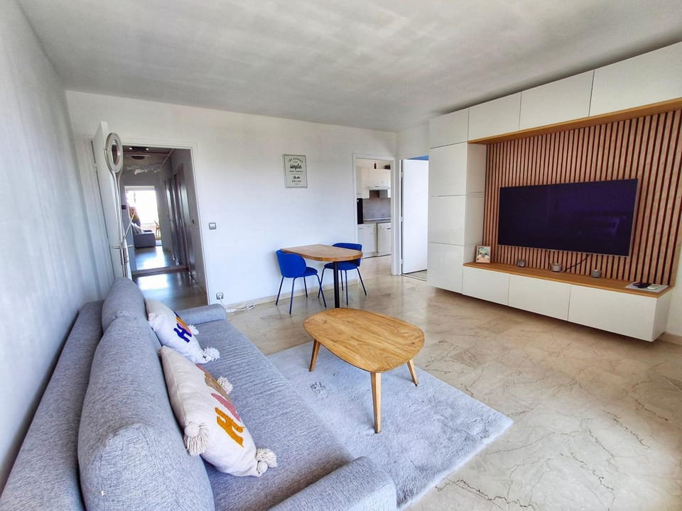 Communal lounge/ TV room, TV and multimedia, Living room, Seating area, Evening entertainment