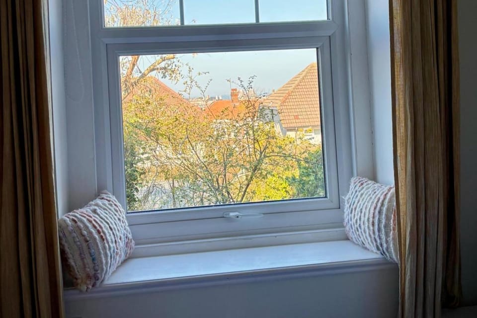 5 Guests - 2 Bedrooms - Free Parking - 1min Beach Apartment in Llandudno