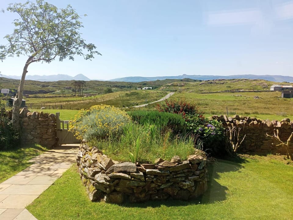 Marsco Apartment - Garden & Patio - Sea Views Apartment in Scotland