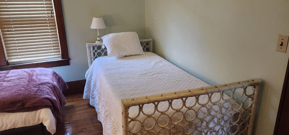 Small-town bungalow downtown Villa in Kentucky