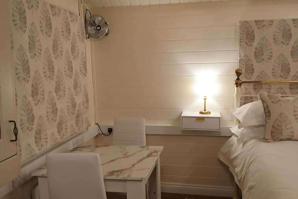 1 Bed Lodge - Southampton - Sleeps 2 - Parking House in Southampton