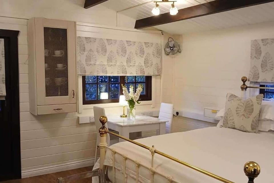 1 Bed Lodge - Southampton - Sleeps 2 - Parking House in Southampton
