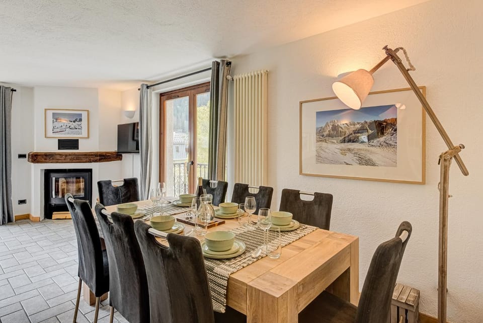 Living room, Food and drinks, Seating area, Dining area, Food