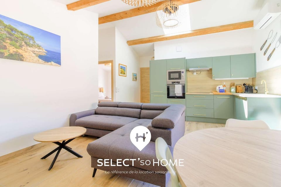 Kitchen or kitchenette, Living room, Seating area, Dining area, oven, pet friendly, stove, toaster