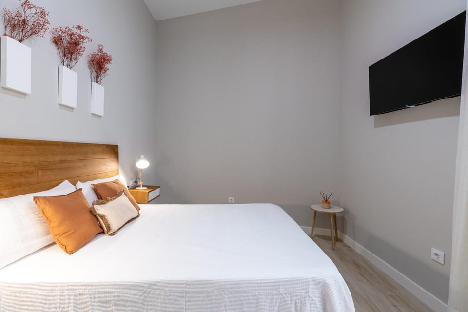 Bed, TV and multimedia, Bedroom