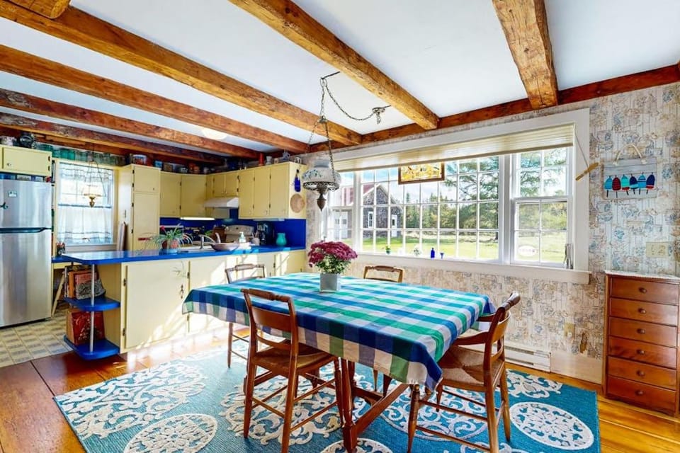 Kitchen or kitchenette, Seating area, Dining area, kitchen