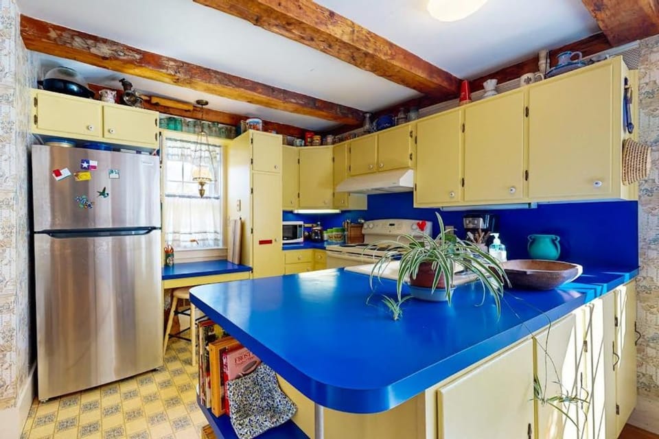 Coffee/tea facilities, Kitchen or kitchenette, oven, kitchen