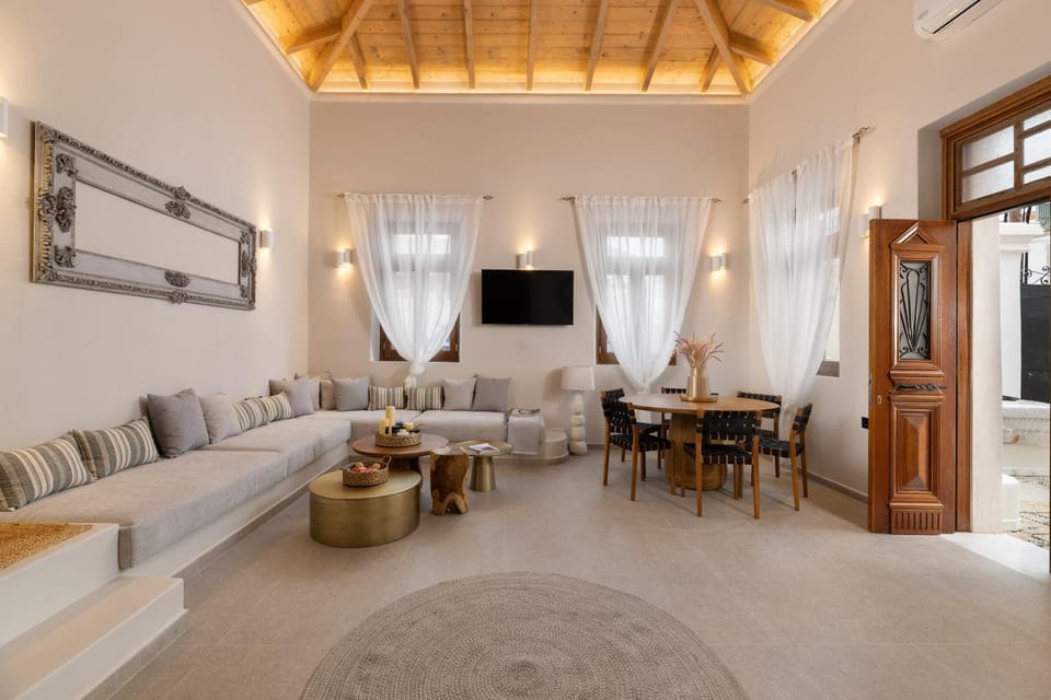 TV and multimedia, Living room, Seating area, Evening entertainment
