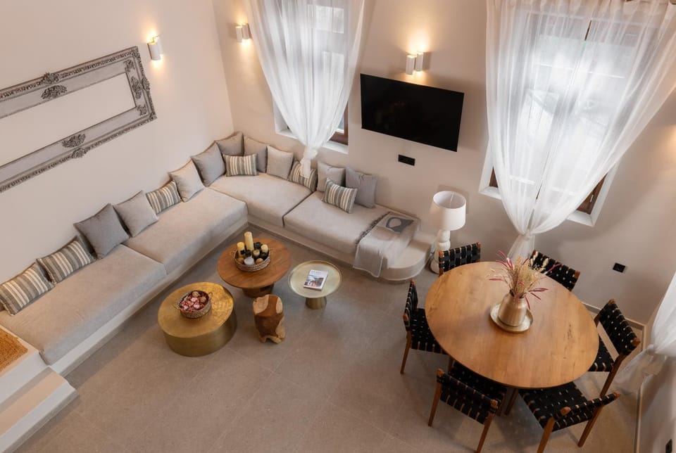 TV and multimedia, Living room, Seating area, Dining area