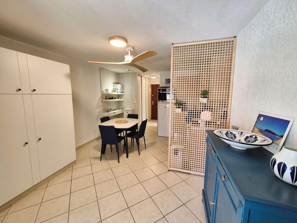 Charmant studio, 3 couchages, lumineux, 500 m de la plage et des commerces... Apartment in French Riviera