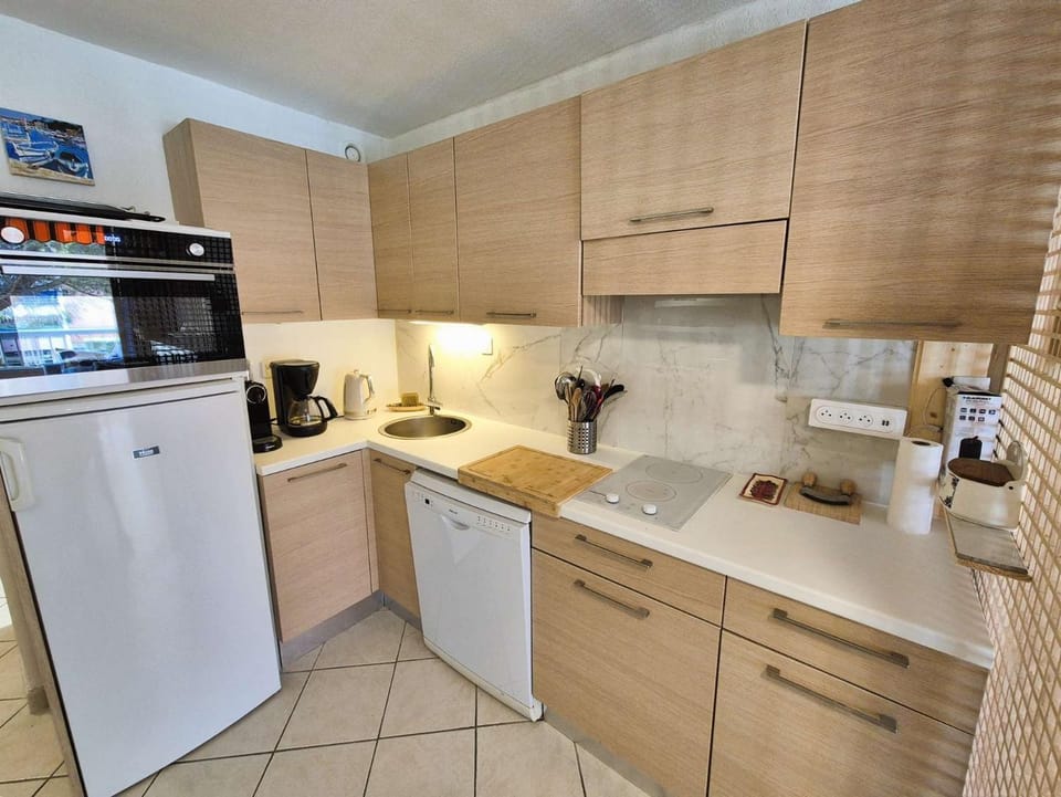 Charmant studio, 3 couchages, lumineux, 500 m de la plage et des commerces... Apartment in French Riviera