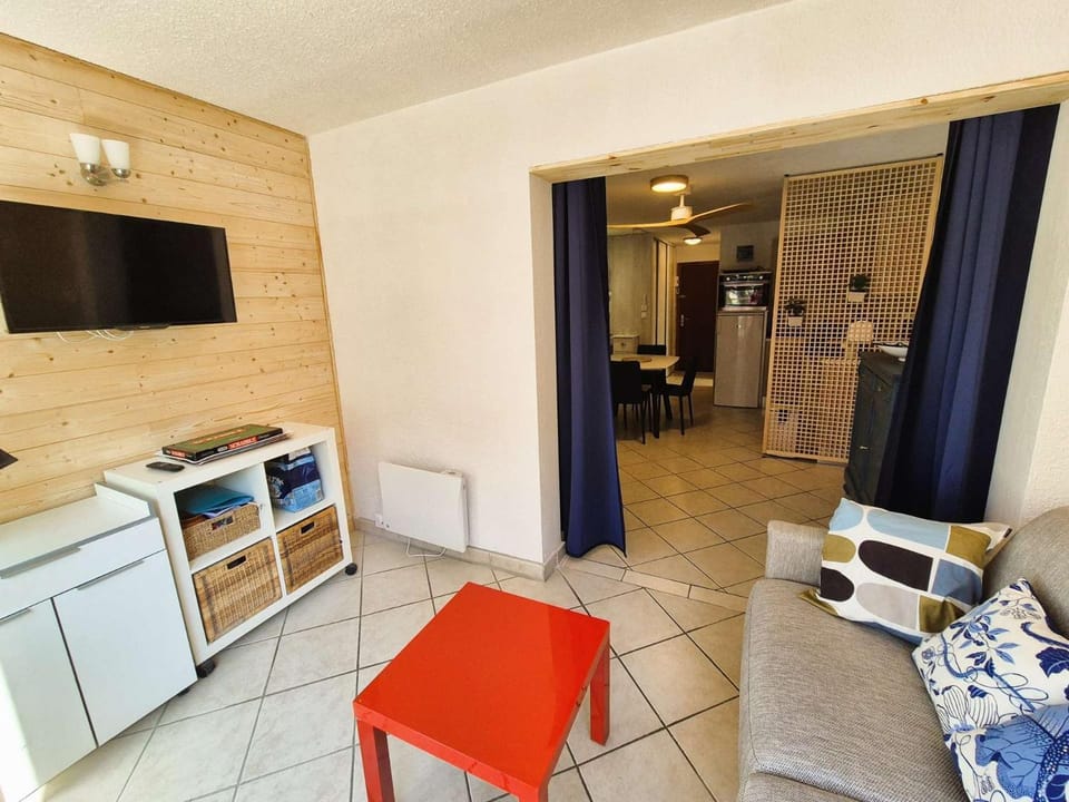 Charmant studio, 3 couchages, lumineux, 500 m de la plage et des commerces... Apartment in French Riviera