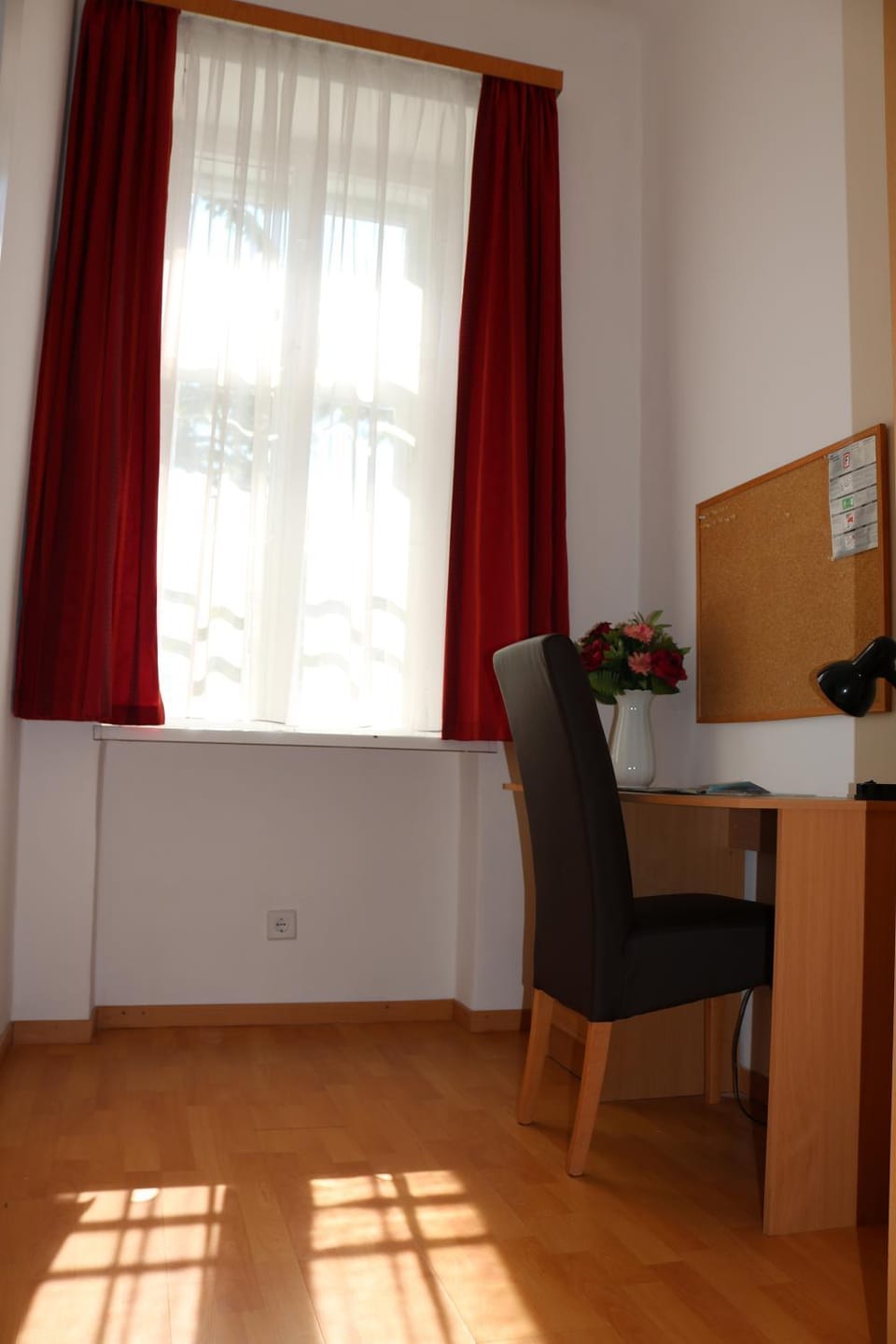 Photo of the whole room, Decorative detail
