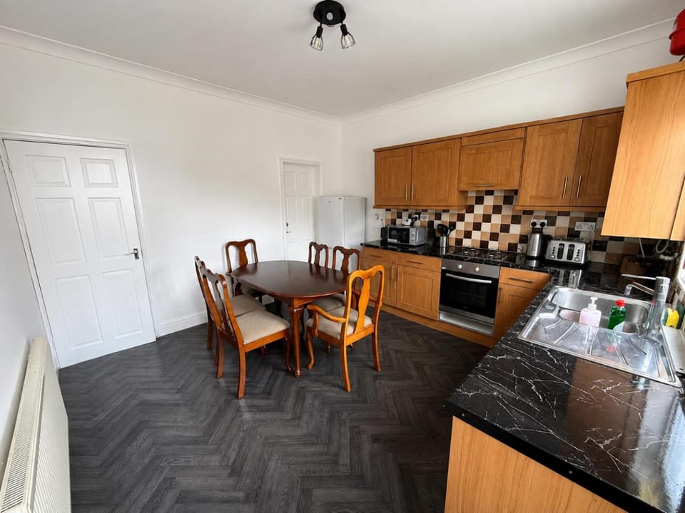 Kitchen or kitchenette, Seating area, Dining area, kitchen