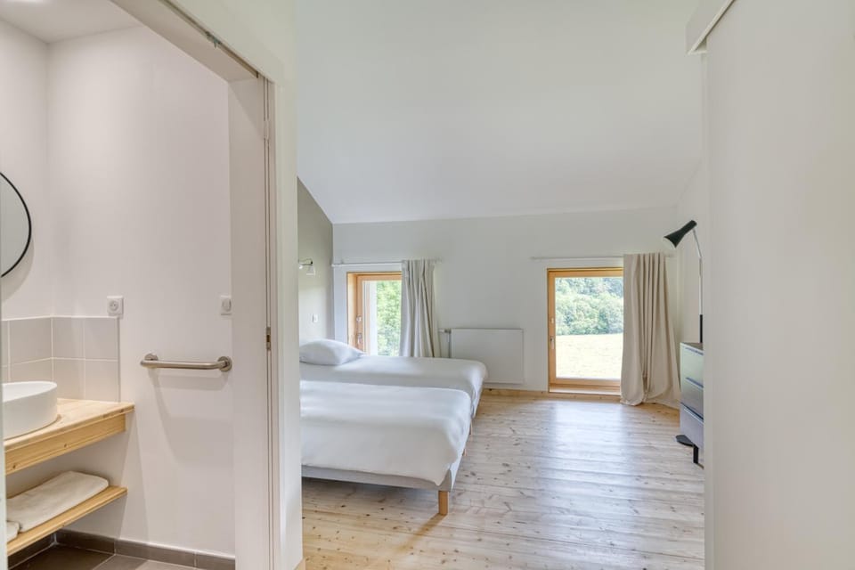 Bed, Photo of the whole room, Bedroom, towels