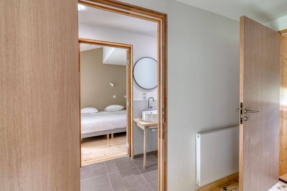 Bed, Bathroom, Photo of the whole room, Bedroom