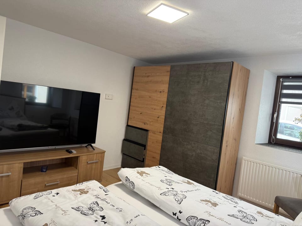 Communal lounge/ TV room, Bed, TV and multimedia, Photo of the whole room, Evening entertainment, Bedroom, internet, wardrobe
