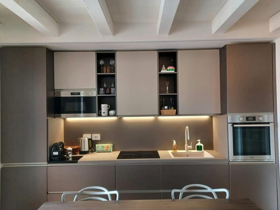 Coffee/tea facilities, Kitchen or kitchenette, Dining area, oven, stove
