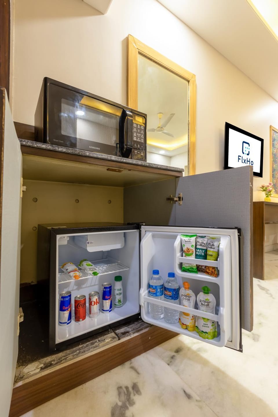 Kitchen or kitchenette, minibar