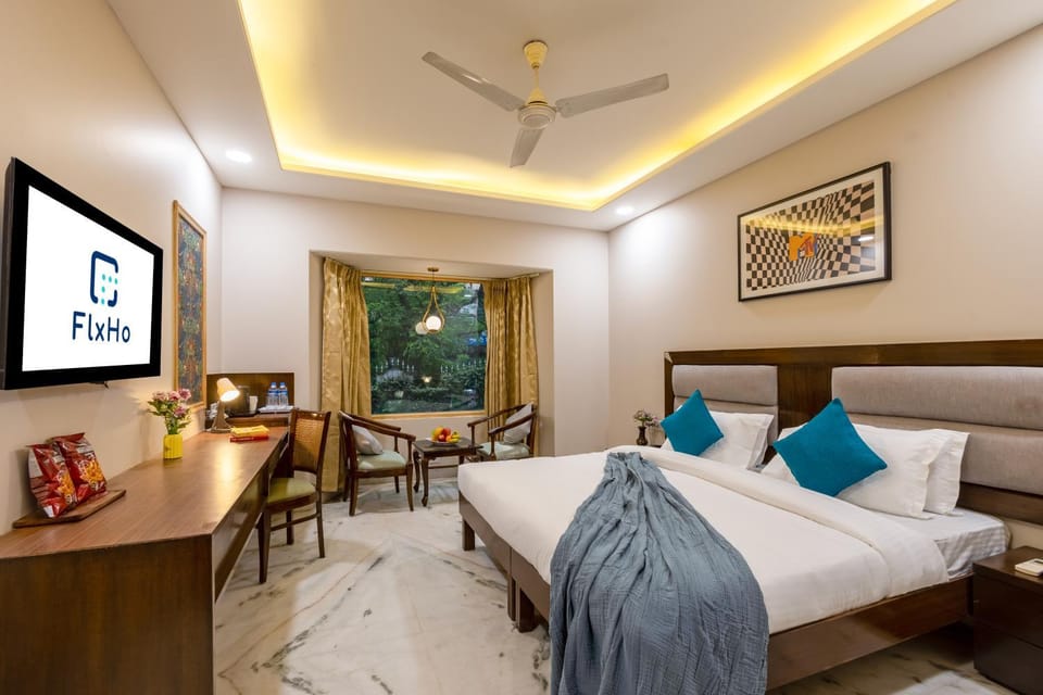 Bed, TV and multimedia, Living room, Photo of the whole room, Seating area, Bedroom