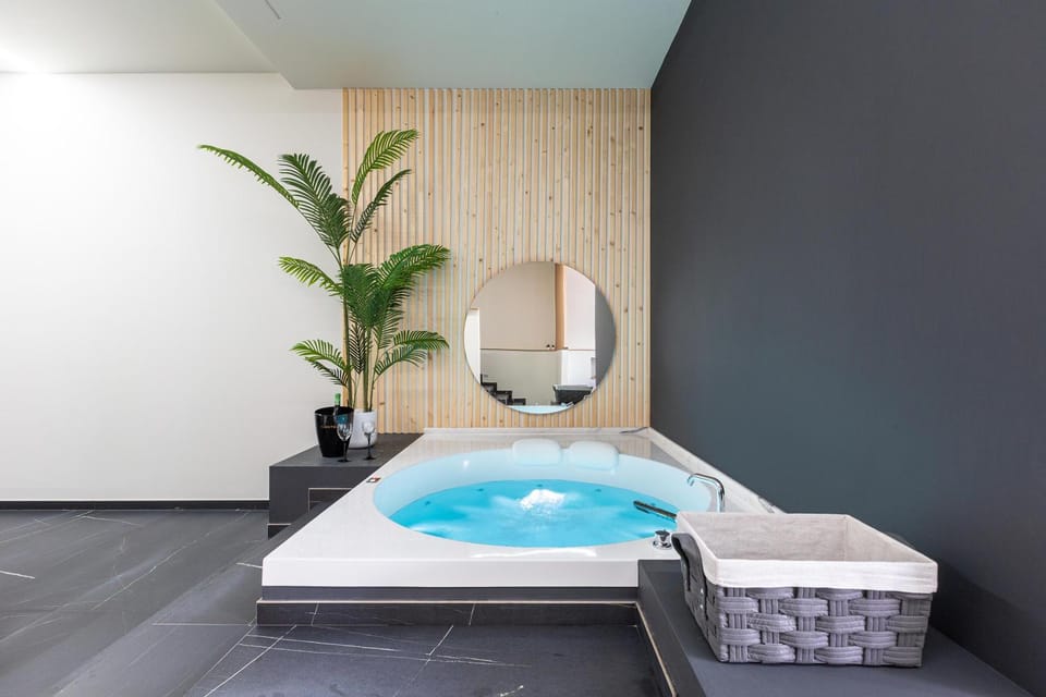 Hot Tub, Photo of the whole room