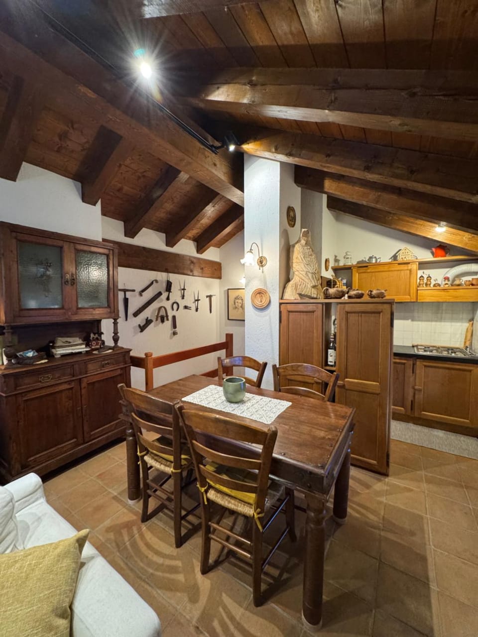 Kitchen or kitchenette, Dining area