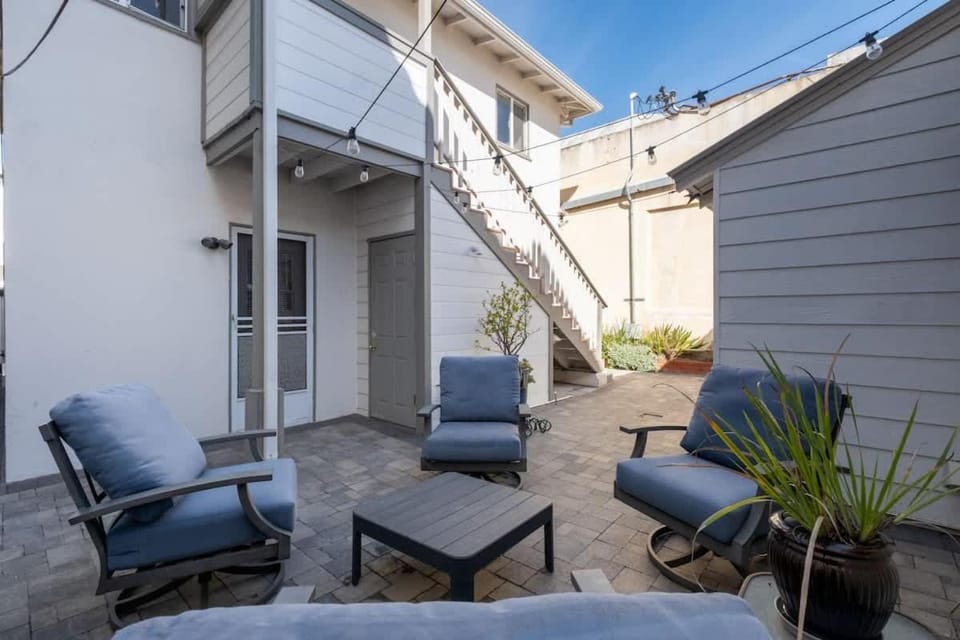 Beachside Apt with Laundry Steps to the Shore Apartment in Hermosa Beach