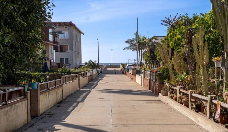 Beachside Apt with Laundry Steps to the Shore Apartment in Hermosa Beach