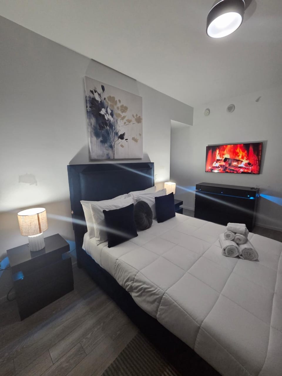 Bed, TV and multimedia, Photo of the whole room, Bedroom