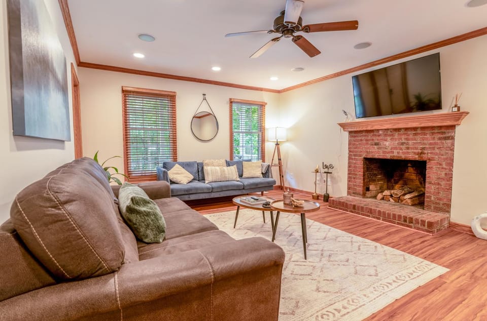 4 Beds ,King Bed, Tvs, Kids essentials, office, Grill, Crib, in Bond park ,PNC Arena House in Cary