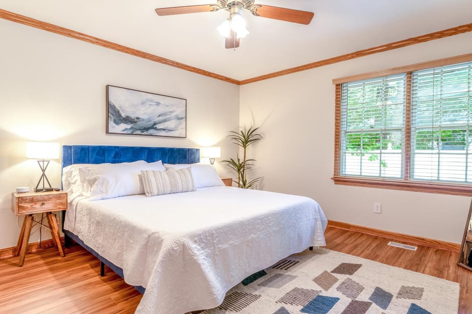 4 Beds ,King Bed, Tvs, Kids essentials, office, Grill, Crib, in Bond park ,PNC Arena House in Cary