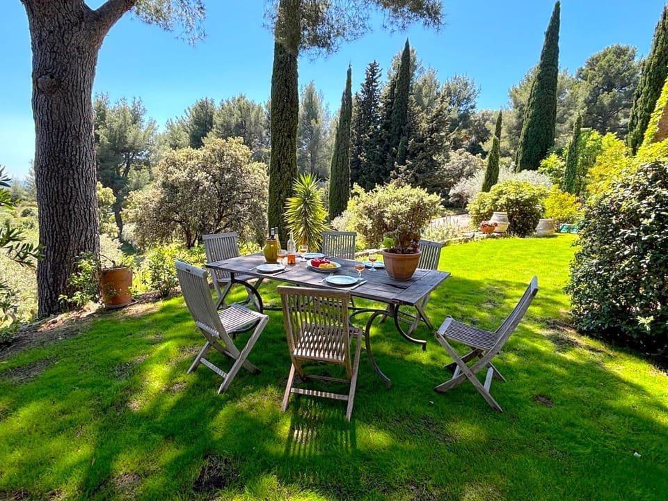Patio, Spring, Day, Natural landscape, Garden, Dining area, Garden view