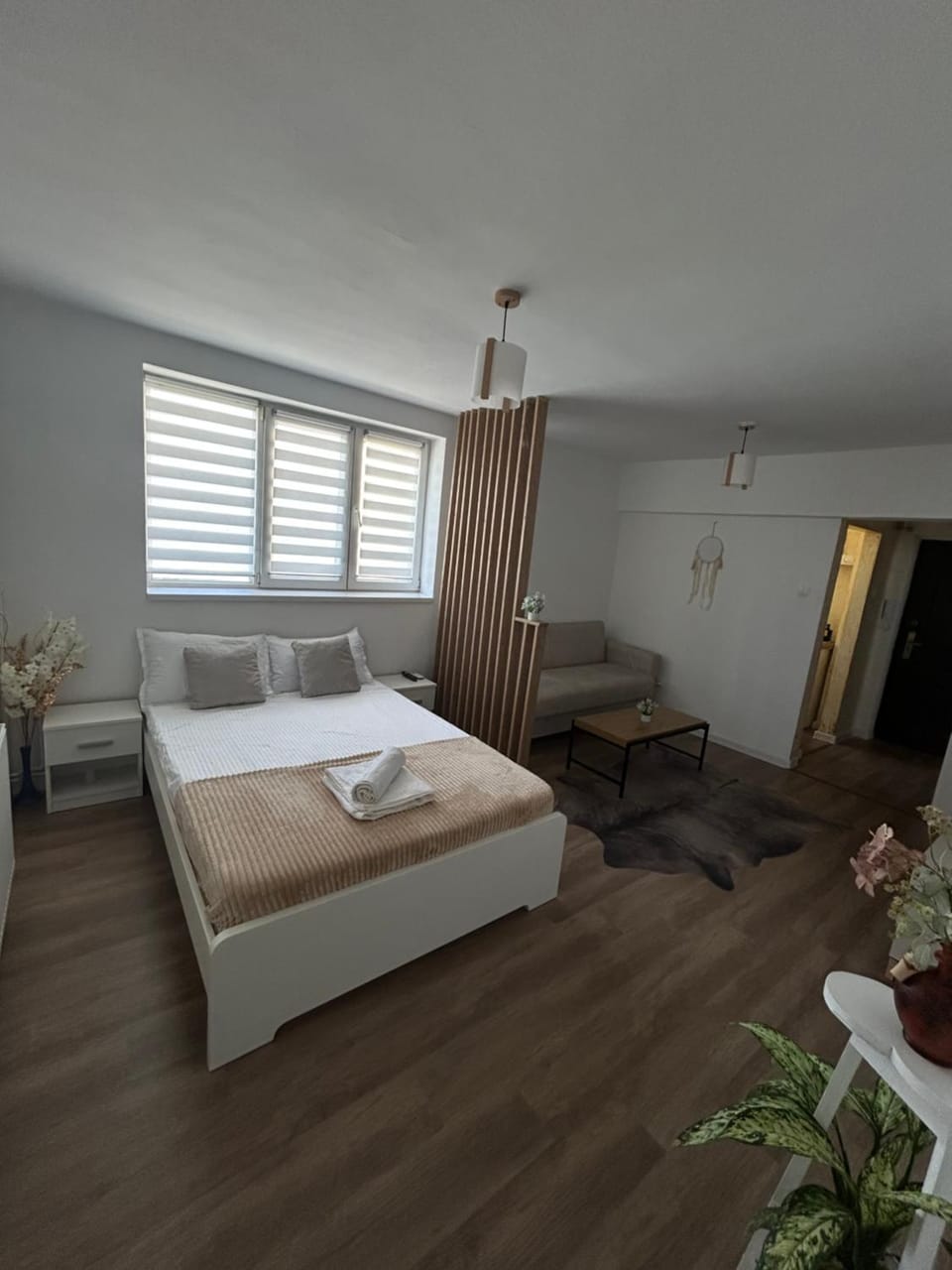 Bed, Photo of the whole room, towels