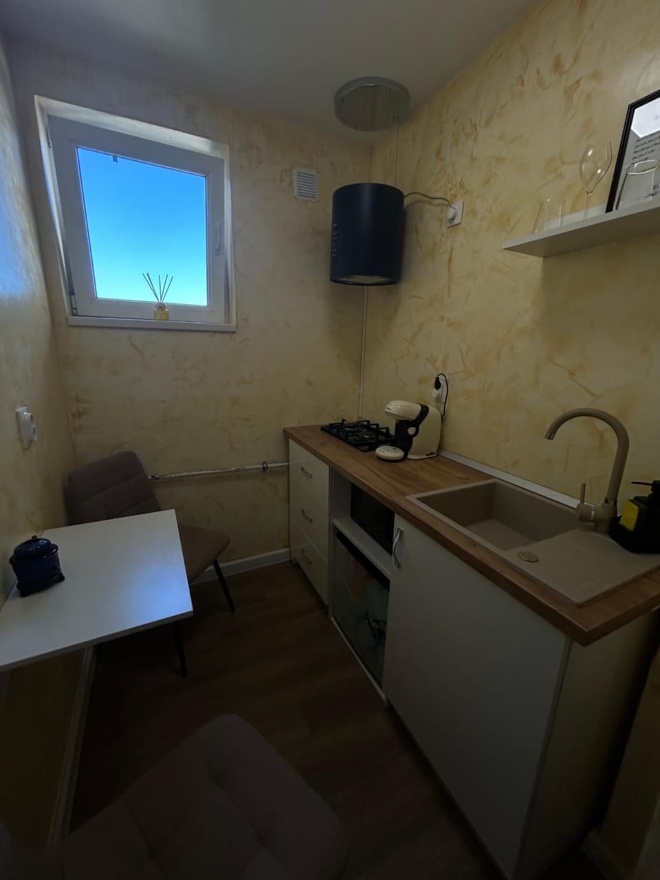 Kitchen or kitchenette, minibar