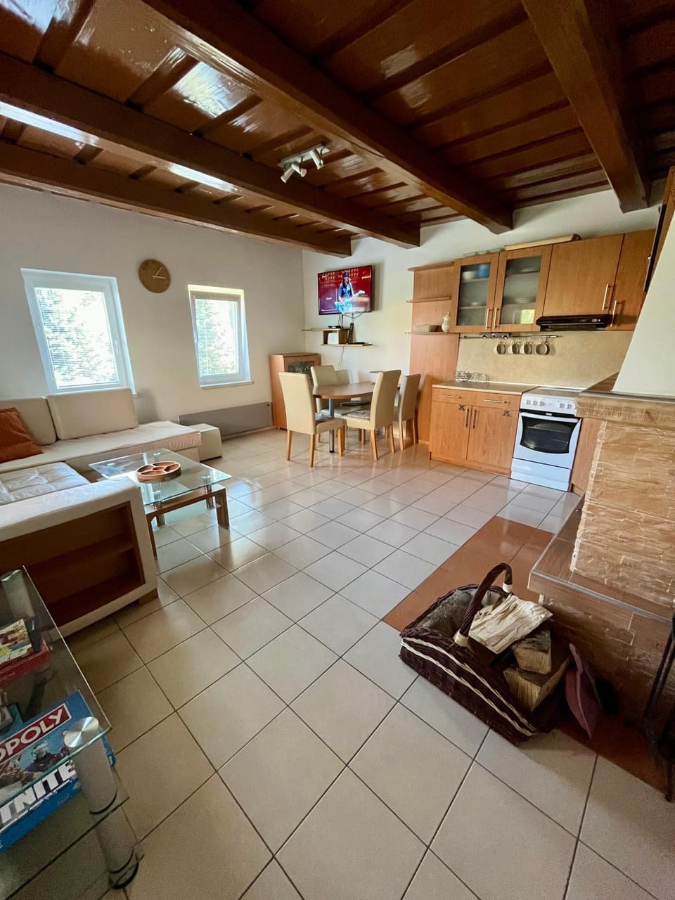 Kitchen or kitchenette, Dining area, oven