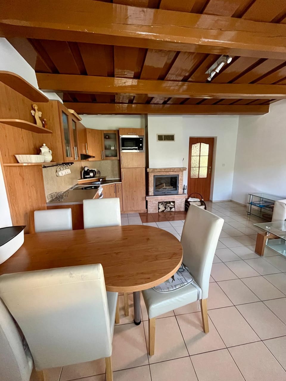 Kitchen or kitchenette, Living room, Seating area, Dining area, oven