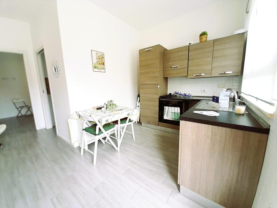 Kitchen or kitchenette, Dining area, stove