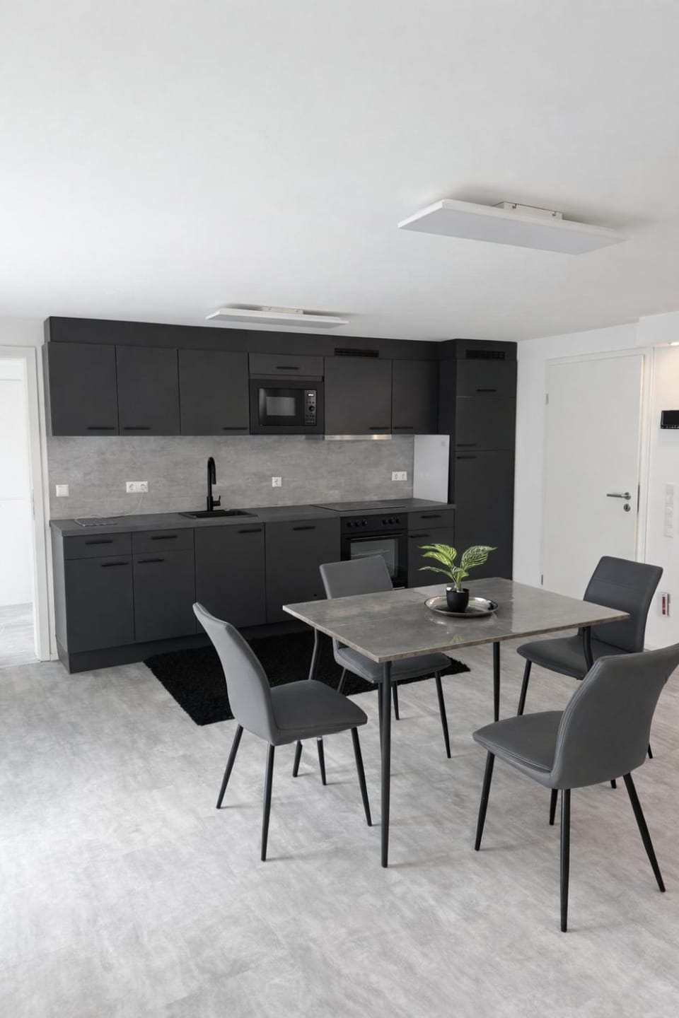 Kitchen or kitchenette, Dining area