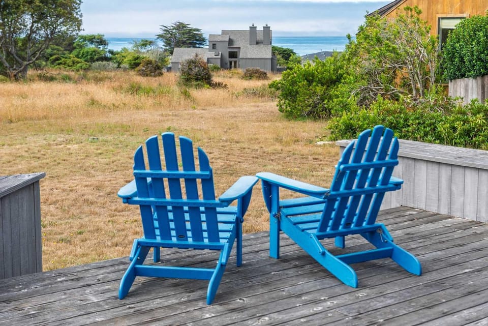Soak in Bluff & Ocean Views at Blair with Hot Tub House in Sonoma County