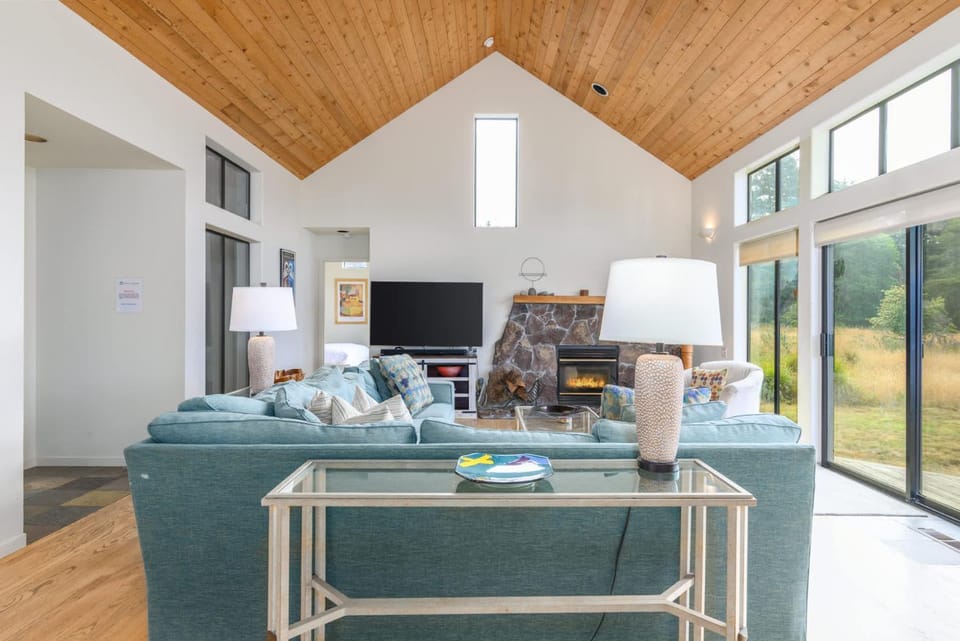 Soak in Bluff & Ocean Views at Blair with Hot Tub House in Sonoma County