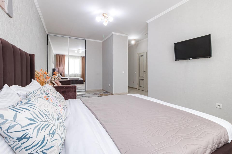 Bed, TV and multimedia, Living room, Photo of the whole room, Bedroom, wardrobe