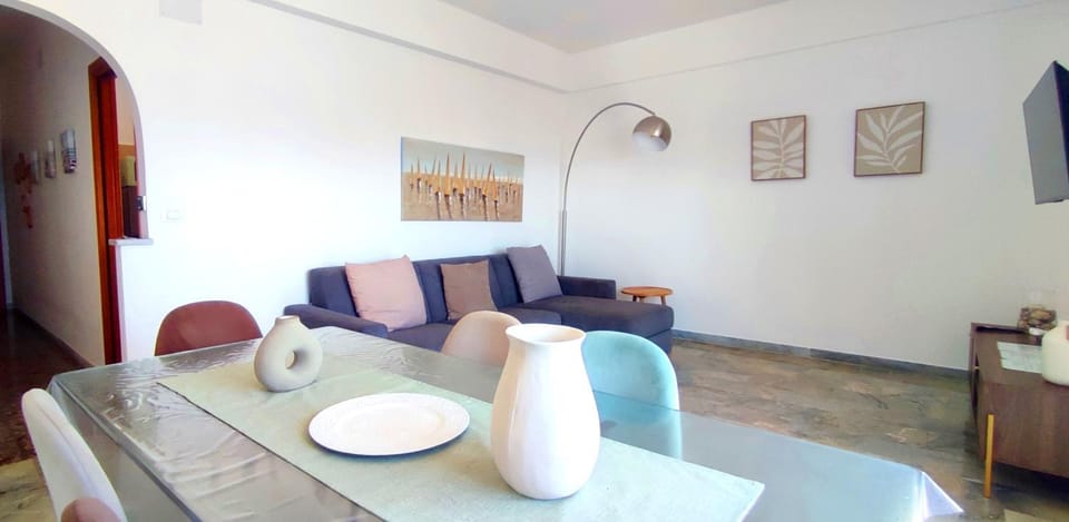 TV and multimedia, Living room, Photo of the whole room, Seating area, Dining area