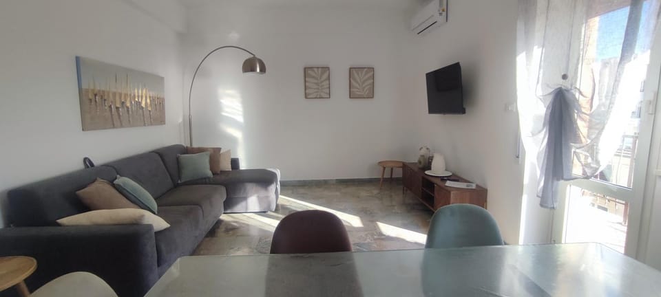 Communal lounge/ TV room, TV and multimedia, Living room, Seating area, Evening entertainment, air conditioner