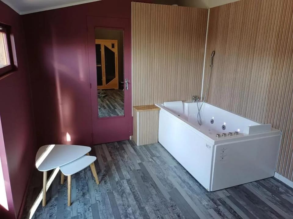 Chalet avec bain à remous à Saint-Loup-Terrier Chalet in Grand Est