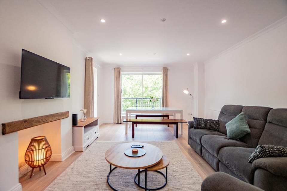 3BR Apartment - Sleeps 6 - Parking Apartment in Galway