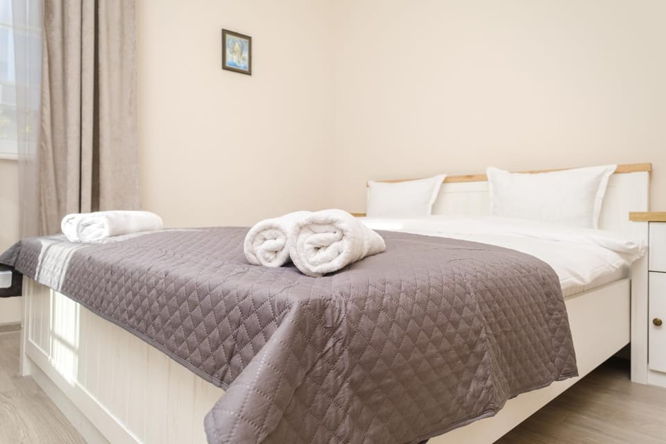 Bed, Photo of the whole room, Bedroom, towels